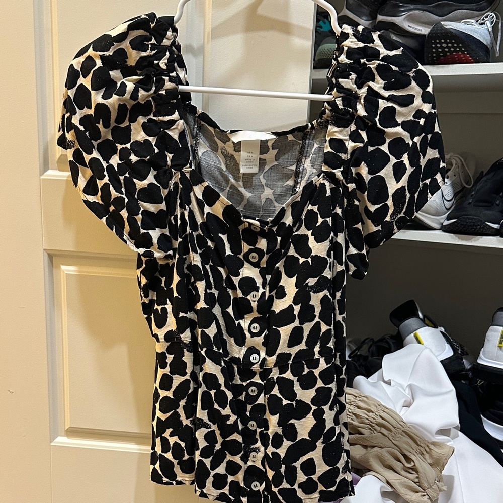 H&M Black and Cream Button-Front Puff Sleeve Top